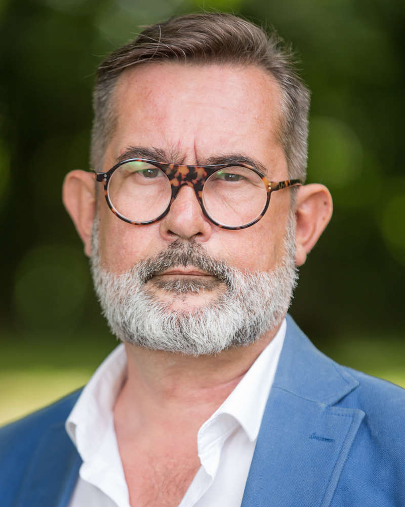 JEAN-MICHEL CORMARY 56 ans -Écrivain